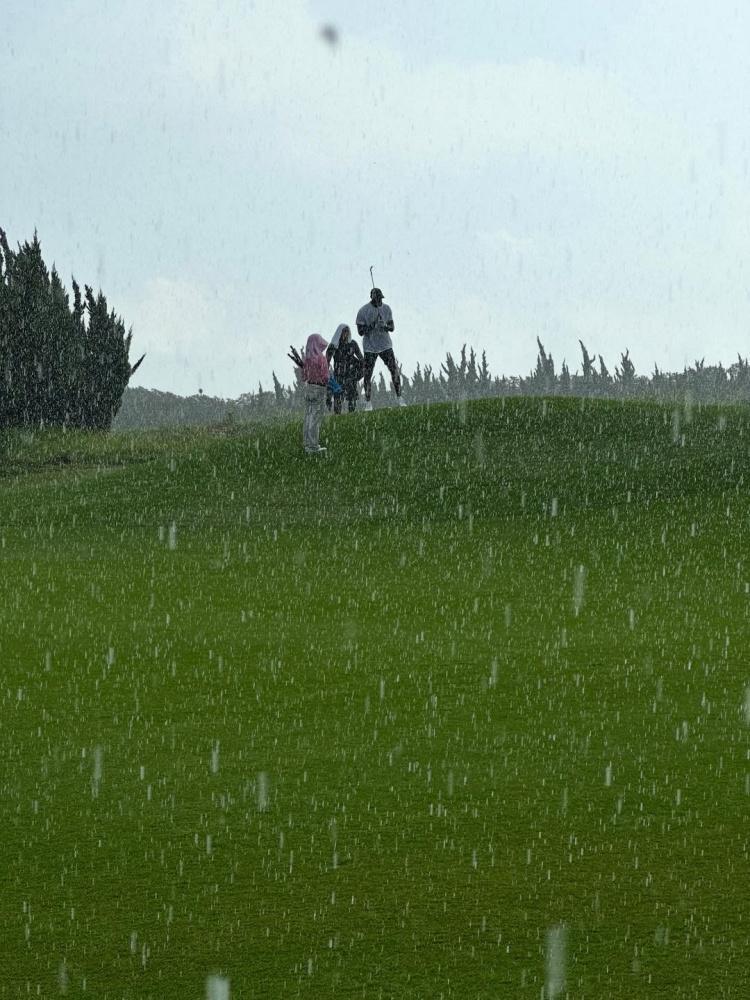 不惧风雨！詹姆斯晒最近在上海冒着大雨打高尔夫：你能忍受雨水吗